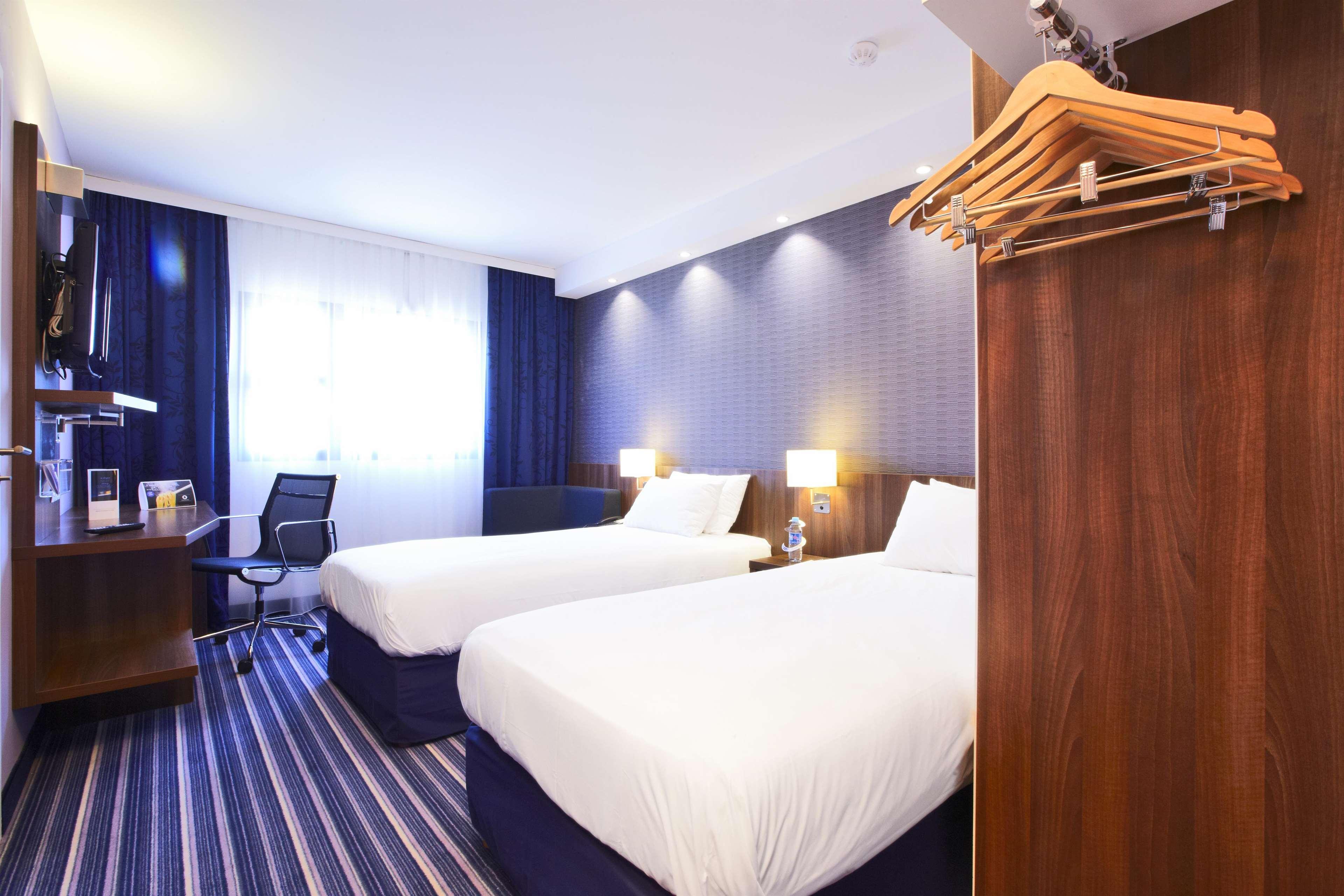 Holiday Inn Express - Marseille Airport, An Ihg Hotel Vitrolles  Ngoại thất bức ảnh