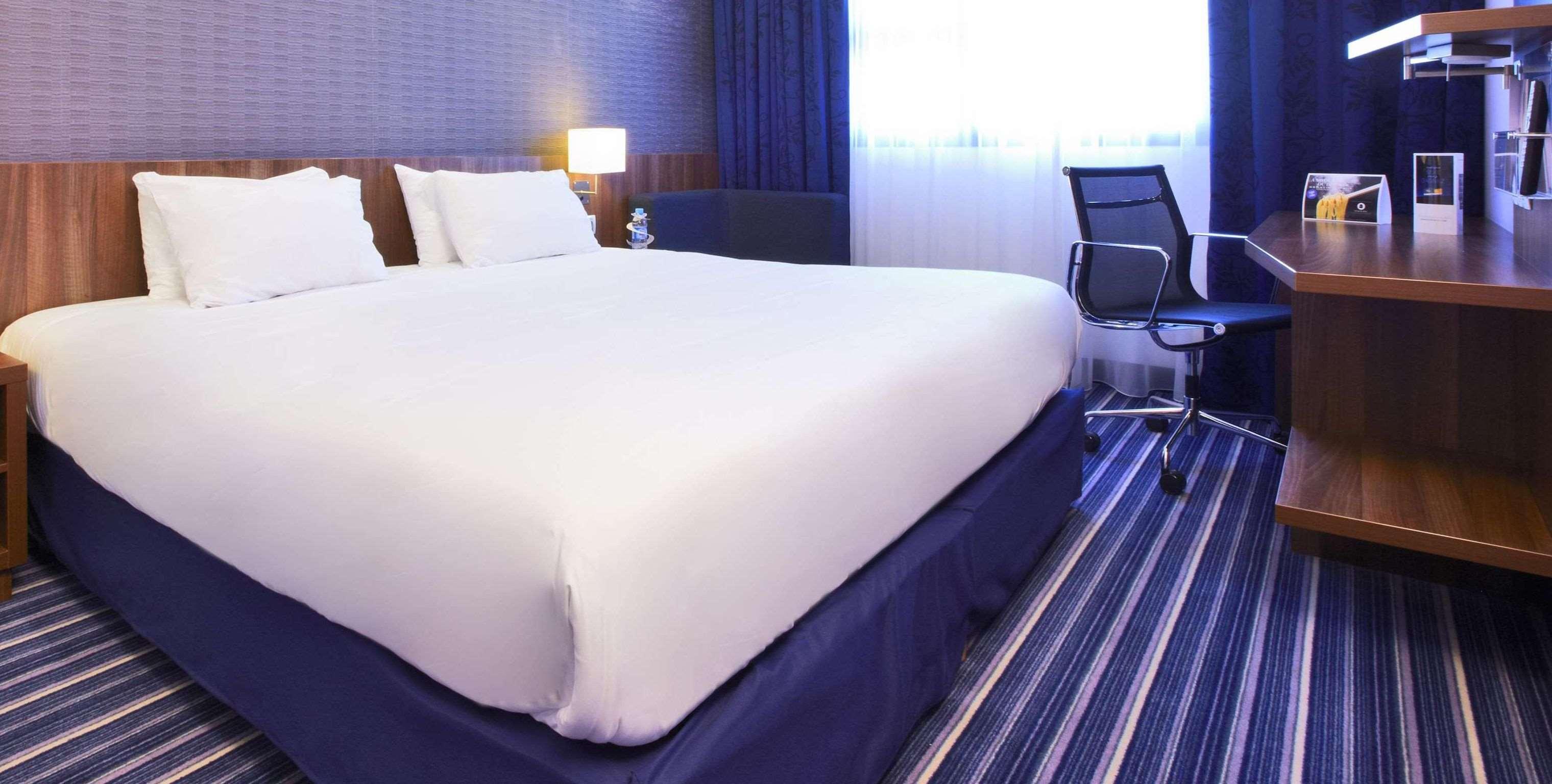 Holiday Inn Express - Marseille Airport, An Ihg Hotel Vitrolles  Ngoại thất bức ảnh